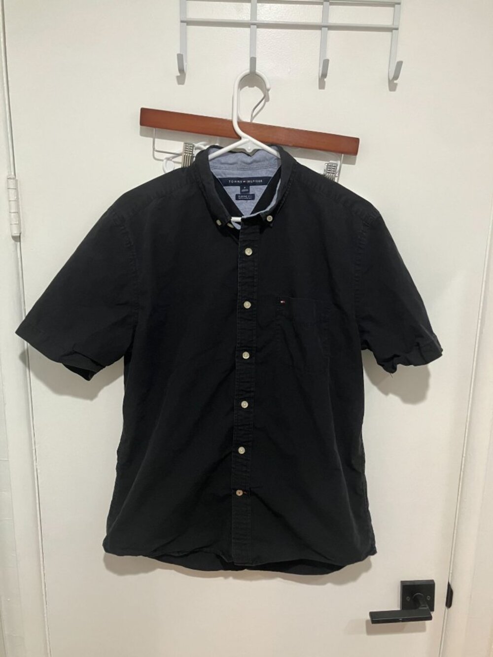 Tommy Hilfiger Men's Classic Fit Short Sleeved Button Down Shirt, Black, Medium